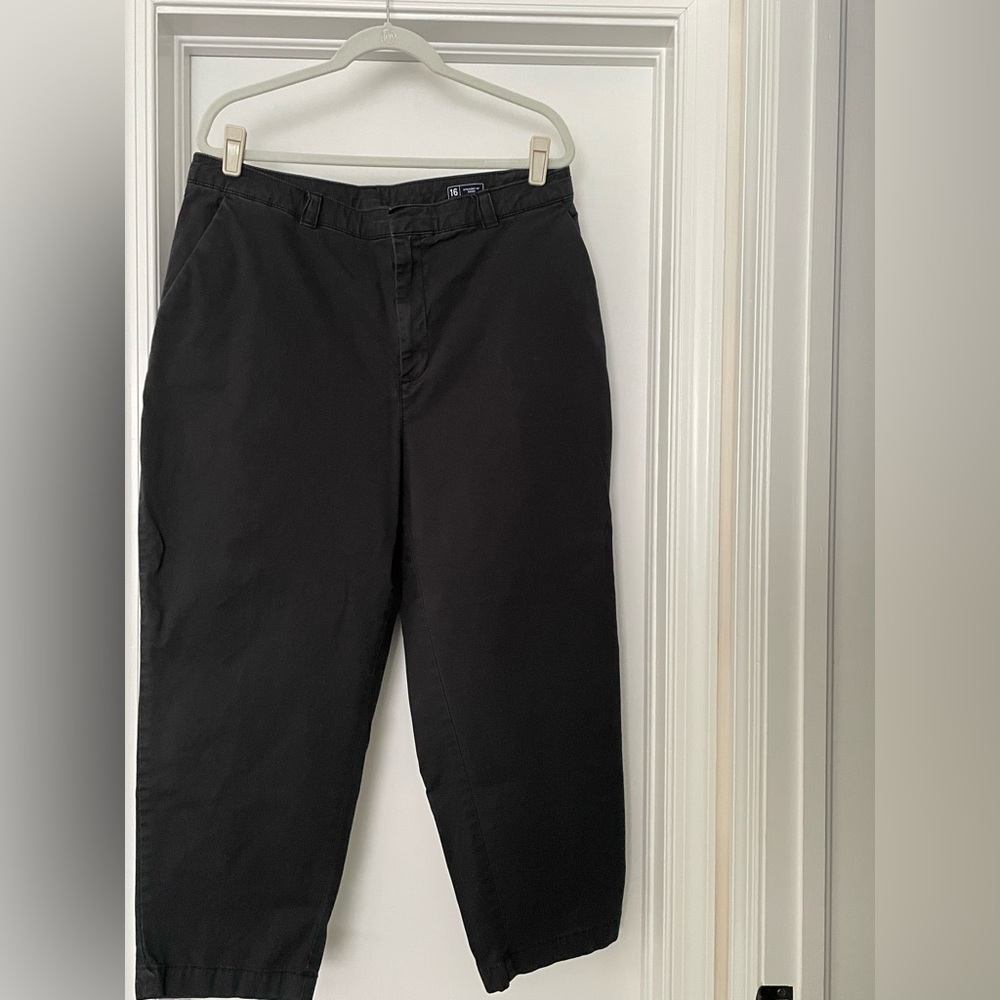 Women’s Gap Straight Up Khaki Pants. Size 16 Black.
